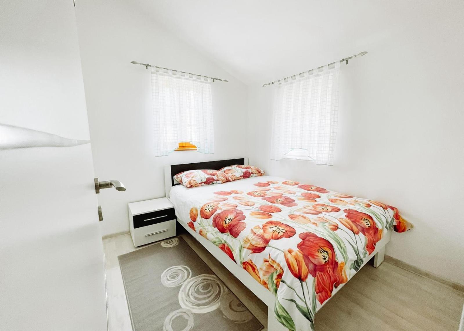 Apartman Sunny Hills คาปรินา ภายนอก รูปภาพ