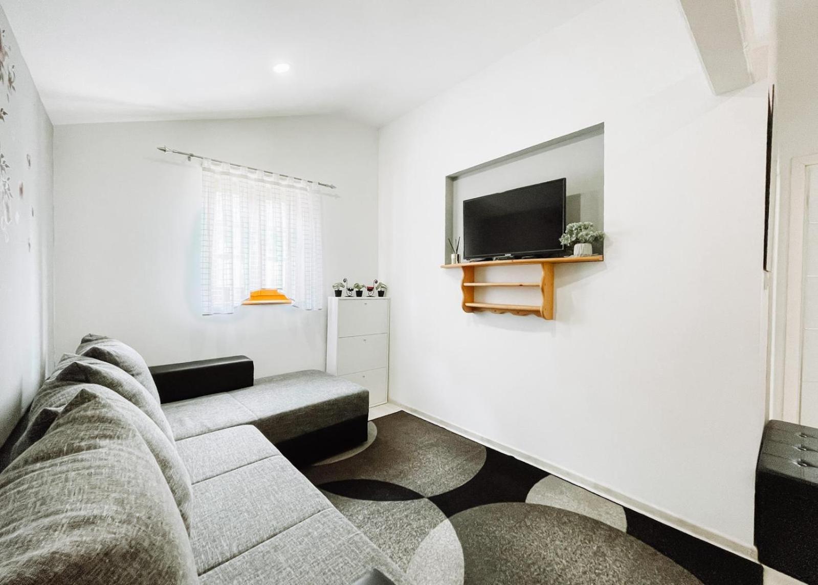Apartman Sunny Hills คาปรินา ภายนอก รูปภาพ
