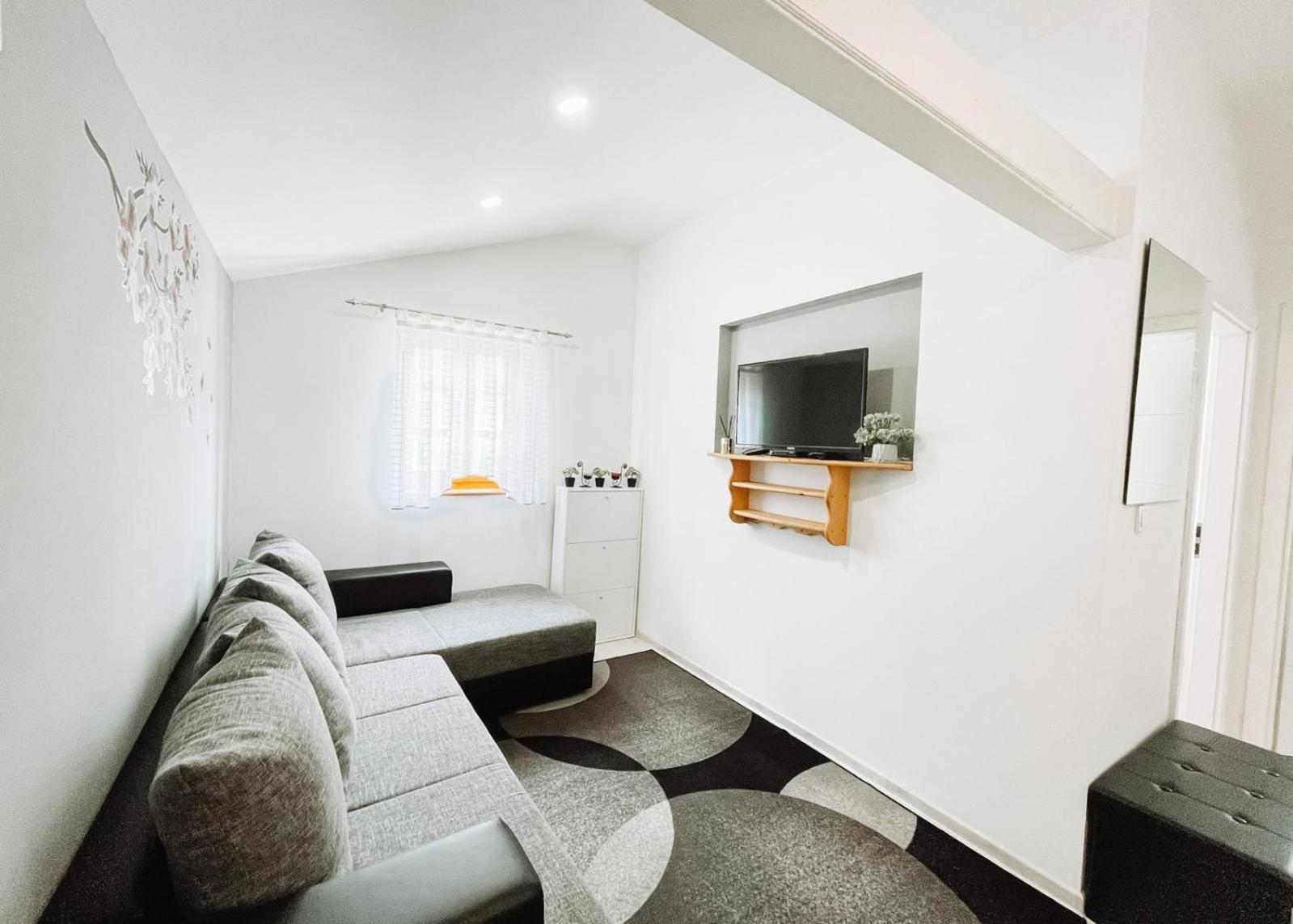 Apartman Sunny Hills คาปรินา ภายนอก รูปภาพ