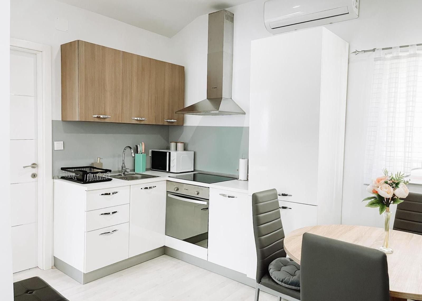 Apartman Sunny Hills คาปรินา ภายนอก รูปภาพ