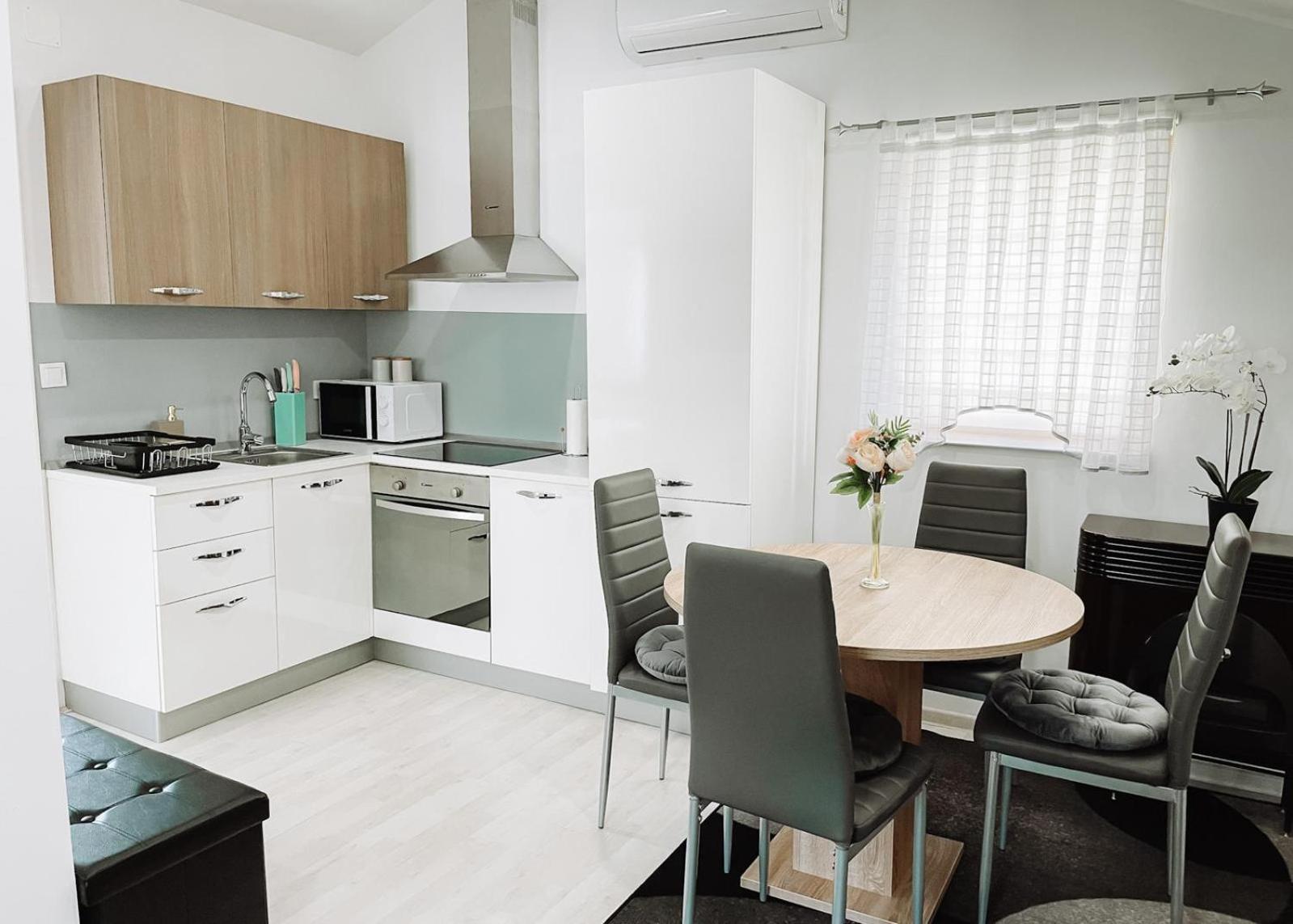 Apartman Sunny Hills คาปรินา ภายนอก รูปภาพ